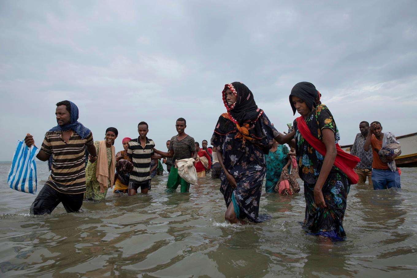 Etiopiska migranter som lämnat ett fartyg och kliver i land vid Ras al-Arah i Jemen i juli 2019. Foto: Nariman El-Mofty/AP/TT
