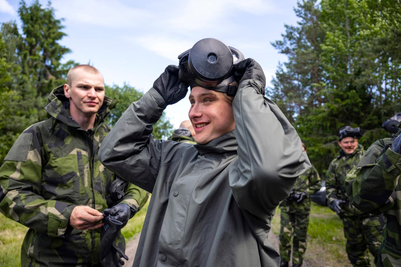 Gustav Wallton förbereder sig för övning med skyddsmask i tårgaskammare. Utbildningen genomfördes i Härnösand i Västernorrland, en av de orter i landet där det behövs fler hemvärnssoldater. Foto: Anders Wiklund/TT