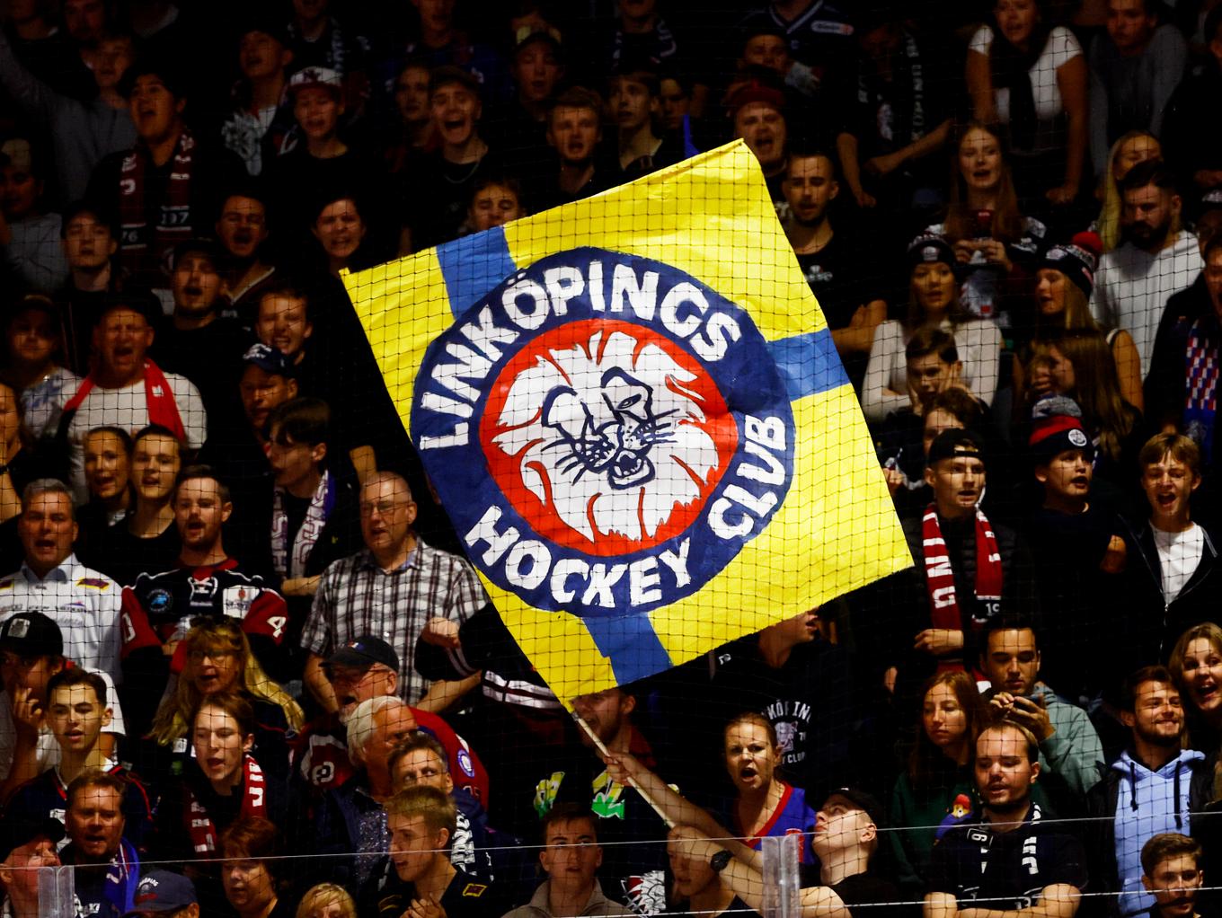 En LHC-flagga med gamla loggan, som är tillbaka från och med säsongen 2026–2027. Foto: Stefan Jerrevång/TT