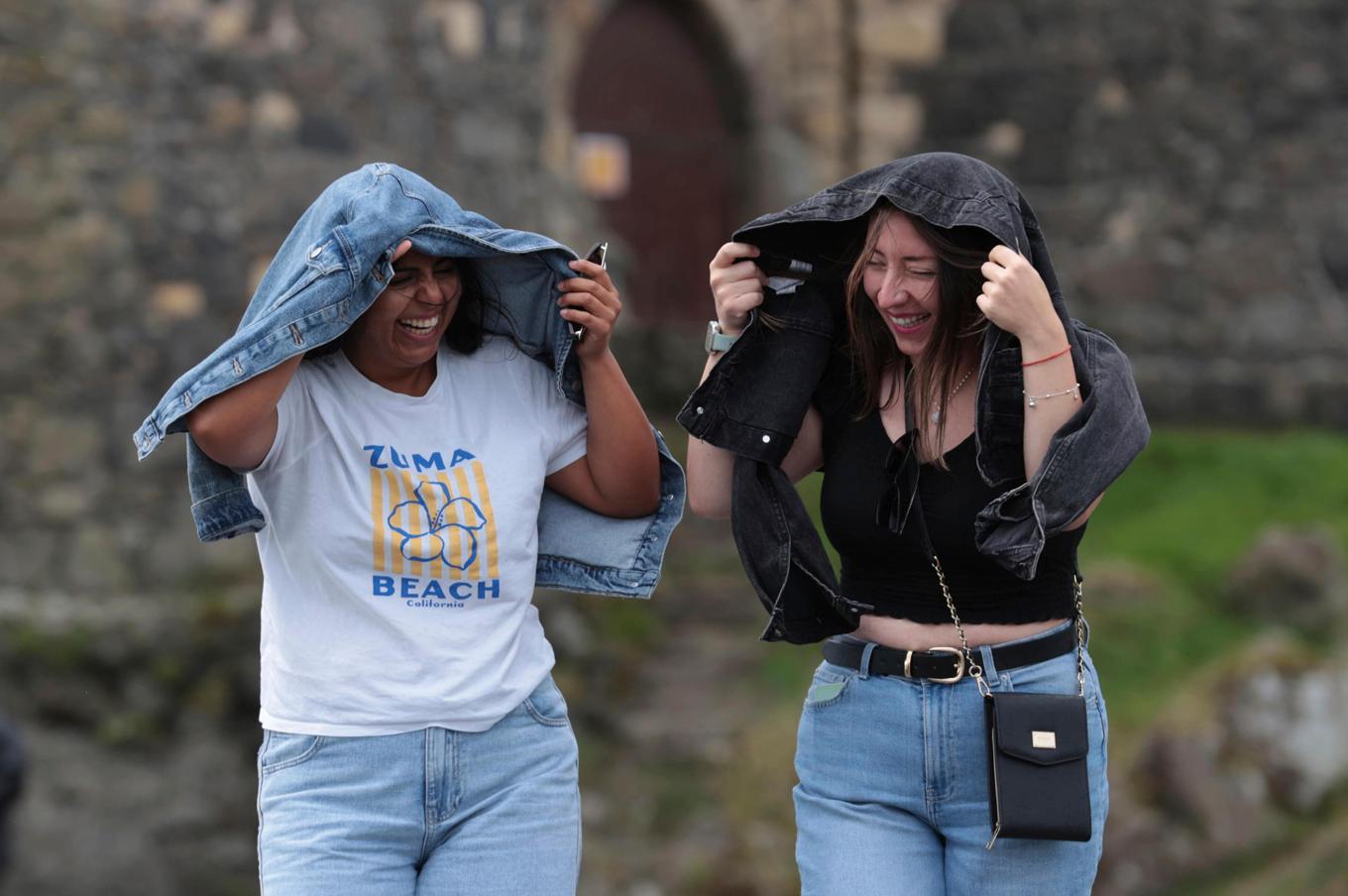 Kraftiga vindbyar har dragit in över Storbritannien, på bilden i nordirländska Antrim. Foto: Liam McBurney/AP/TT