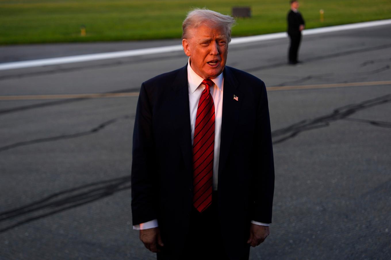 USA:s president Donald Trump ska höja tullarna mot Indien. Bild från möte med reportrar på söndagen. Foto: Julia Demaree Nikhinson/AP/TT