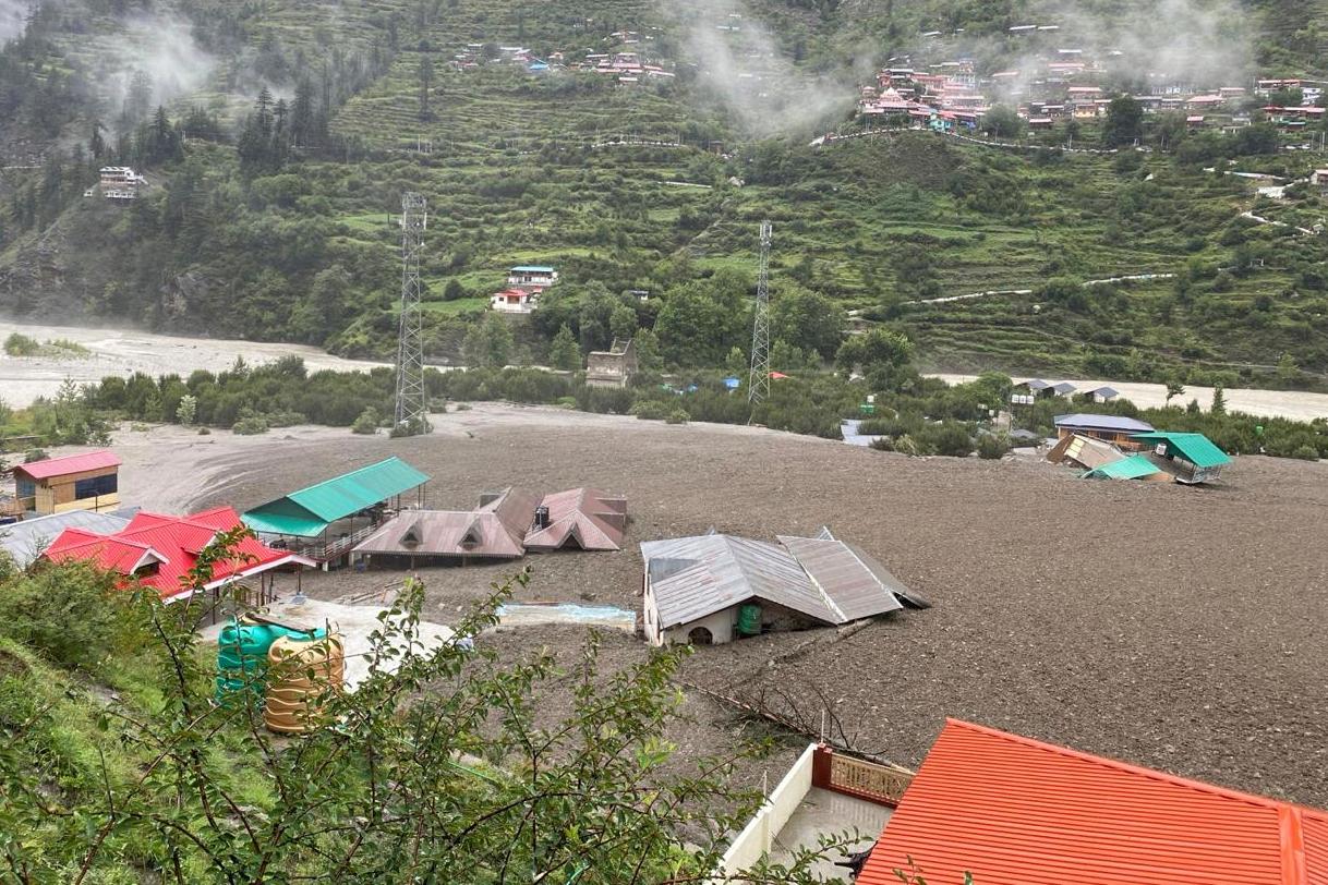 En störtflod av frusen slam svepte med sig flera hus från en bergsby i Himalaya i norra Indien. Foto: Indian Army via AP/TT