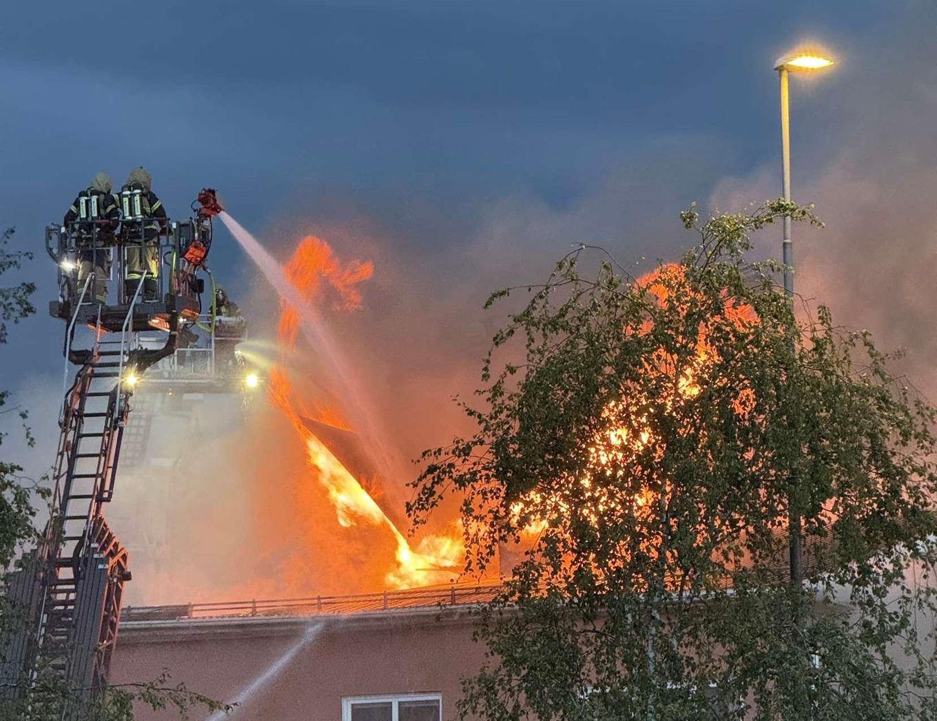 En kvinna i 40-årsåldern omkom i en kraftig brand i Hultsfred på måndagen. Branden i flerfamiljshuset bröt ut vid 13-tiden och VMA – viktigt meddelande till allmänheten – utfärdades i omgångar. Foto: Rasmus Nilsson/TT