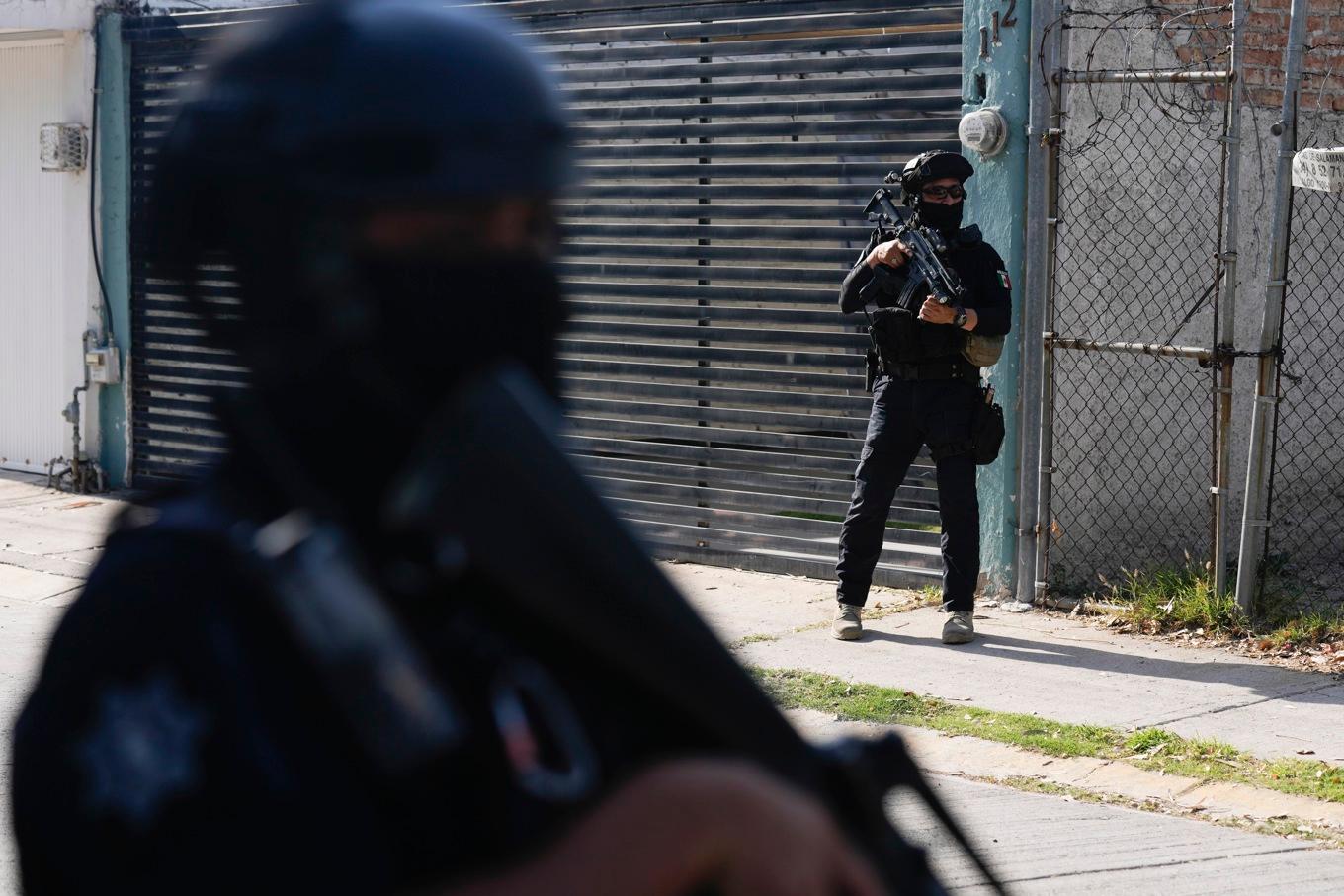 Mexikanska poliser patrullerar ett område i den hårt våldsdrabbade delstaten Guanjuato. Arkivbild. Foto: Fernando Llano/AP/TT