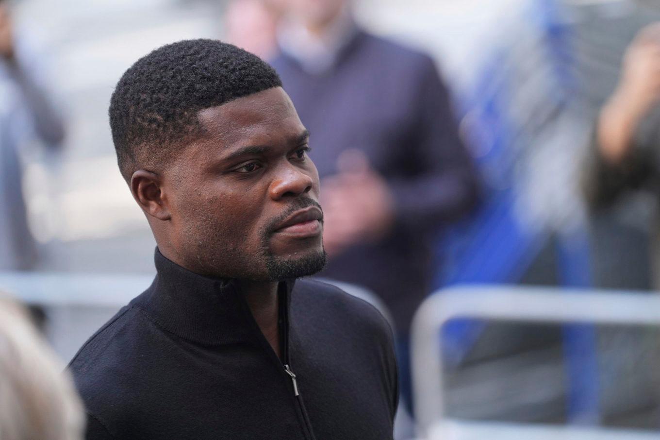 Thomas Partey på väg in i rättssalen i London under tisdagen. Foto: Yui Mok/PA via AP/TT