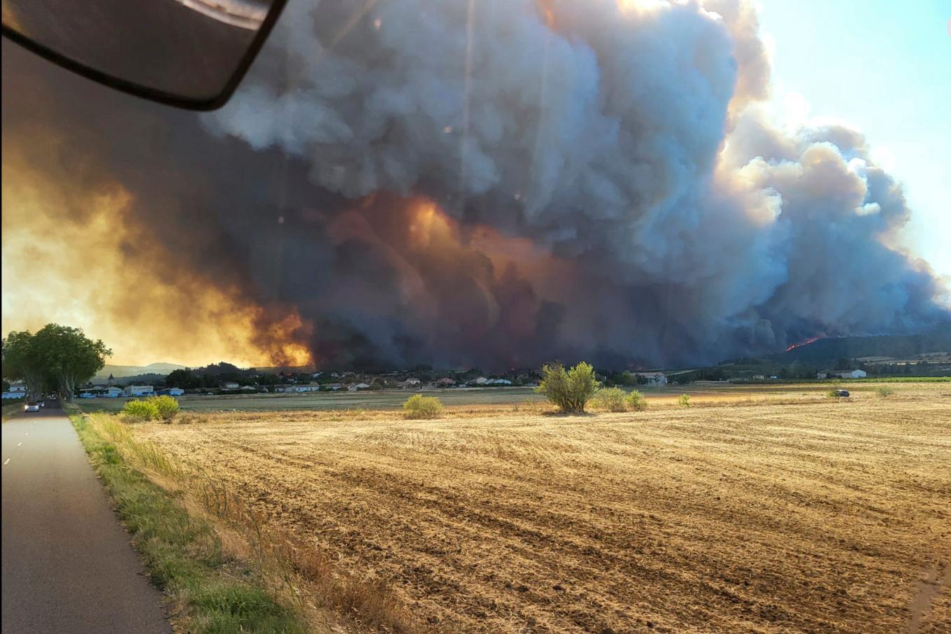 Branden i Aude i södra Frankrike är fortfarande utom kontroll. Foto: Franska civilförsvaret/AP/TT