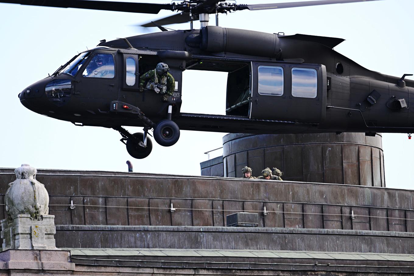 Försvarsmakten och polisen under en gemensam övning med helikopter i Stockholm under onsdagen. På bilden syns en Blackhawk UH-60M, inom militären kallad Helikopter 16. Foto: Magnus Lejhall/TT