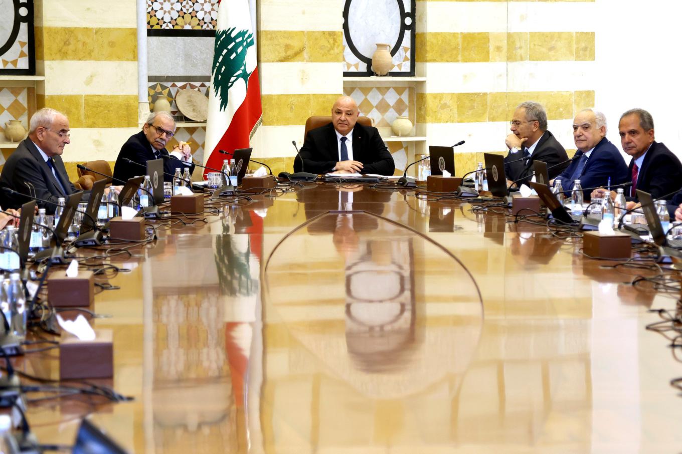 Libanons president Joseph Aoun, i mitten, leder kabinettsmötet på tisdagen där man diskuterade avväpningen av shiamilisen Hizbollah. Foto: Presidentkansliets pressavdelning via AP/TT