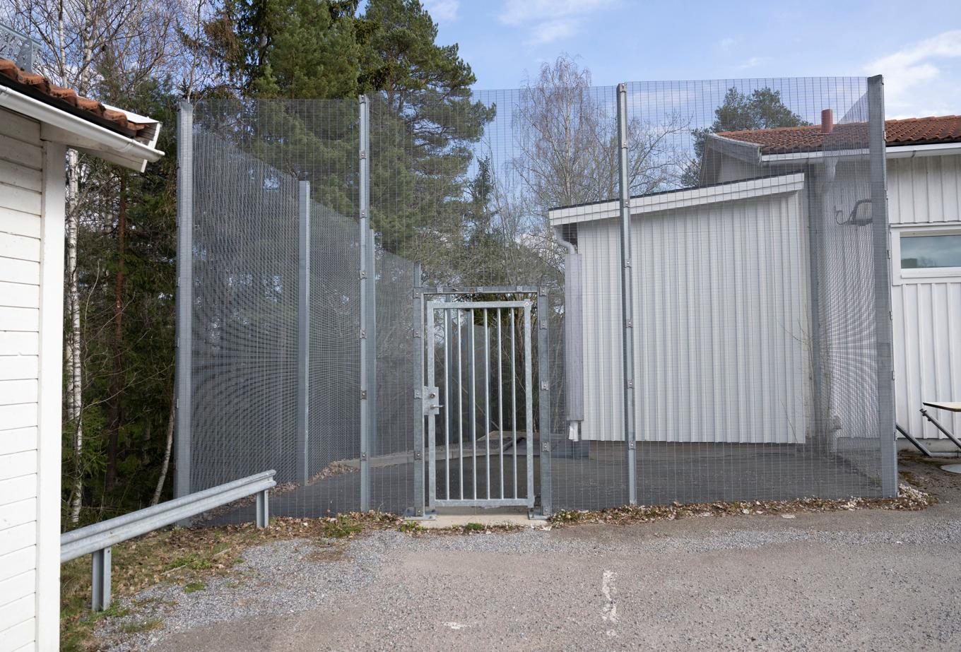 En inhägnad rastgård på Sis ungdomshem Rebecka på Ekerö utanför Stockholm. Arkivbild. Foto: Fredrik Sandberg/TT