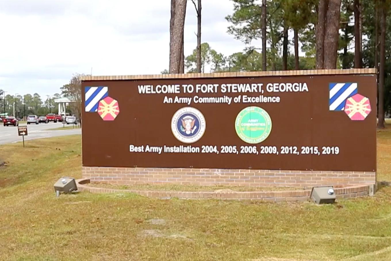 Huvudingången till Fort Stewart i Georgia där en skottlossning skett. Arkivbild. Foto: Daniel Guerrero/Amerikanska armén via AP/TT