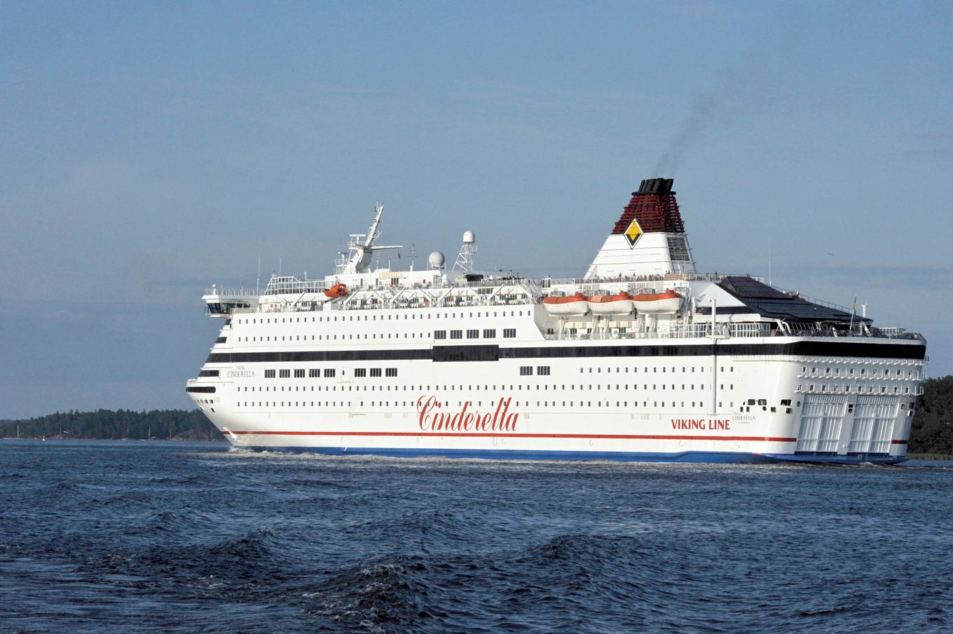 Viking Lines Färja Cinderella på väg genom Furusundsleden i Stockholms Skärgård. Foto: Hasse Holmberg/TT