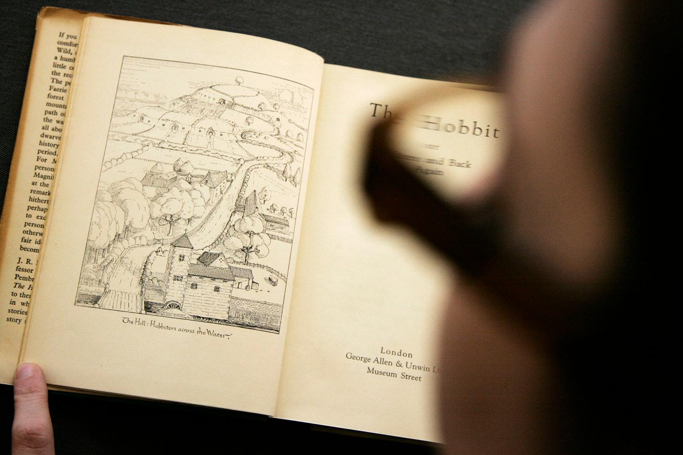En förstautgåva av JRR Tolkiens "The Hobbit" har auktionerats ut för en halv miljon kronor. Arkivbild. Foto: Sang Tan/AP/TT