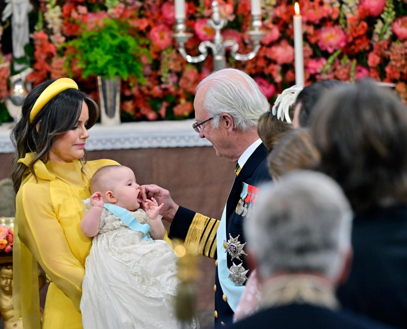 Huvudpersonerna i namntrenden: Ines, som hålls av prinsessan Sofia, och kung Carl Gustaf under prinsessans dop i Drottningholms slottskyrka 13 juni i år. Foto: Jonas Ekströmer/TT