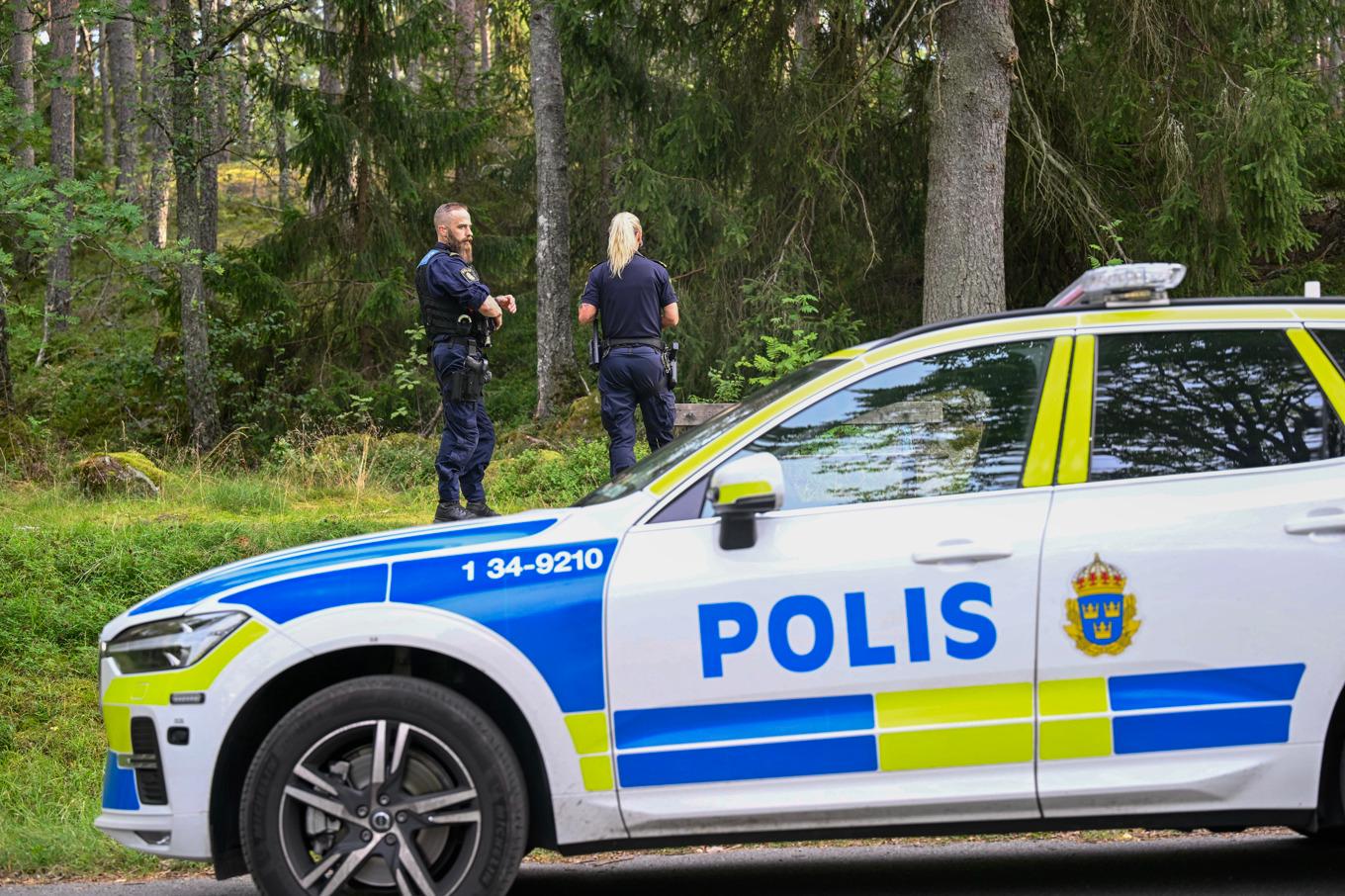 Polis i skogsområdet Smedby i Upplands Väsby efter att en man påträffats skjuten utomhus. Foto: Fredrik Sandberg/TT