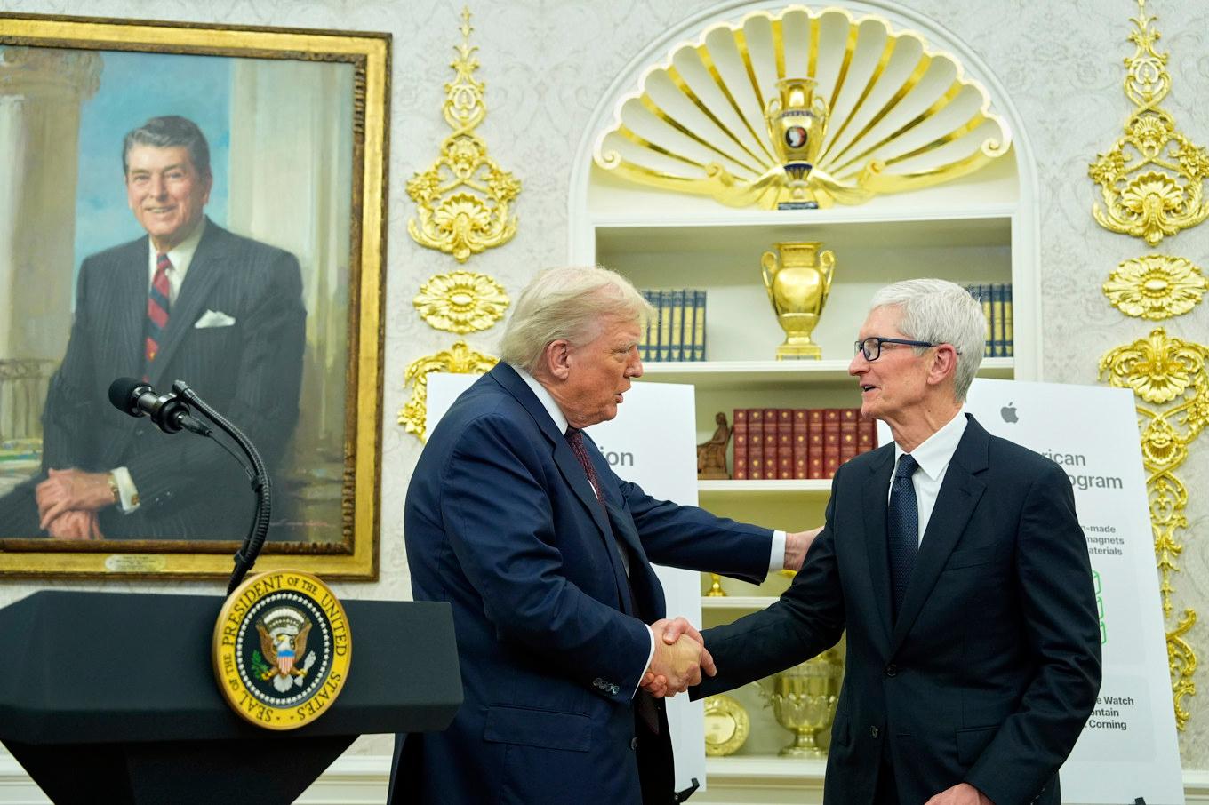 President Donald Trump skakar hand med Apples vd Tim Cook i Ovala rummet på onsdagen. Foto: Alex Brandon/AP/TT
