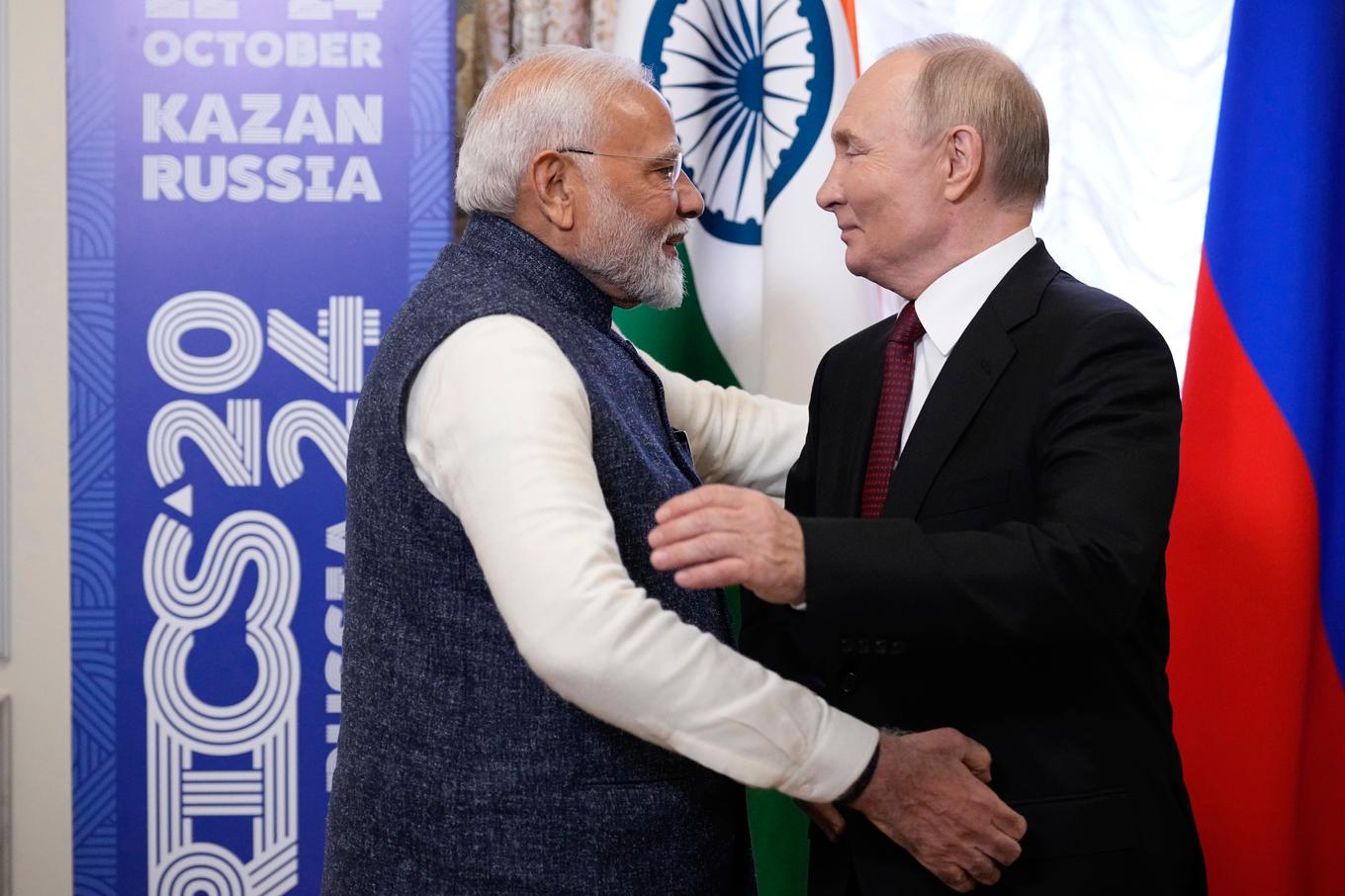 Indiens premiärminister Narendra Modi hälsar på Rysslands president Vladimir Putin när de träffades i fjol. Foto: Alexander Zemlianichenko/AP/TT
