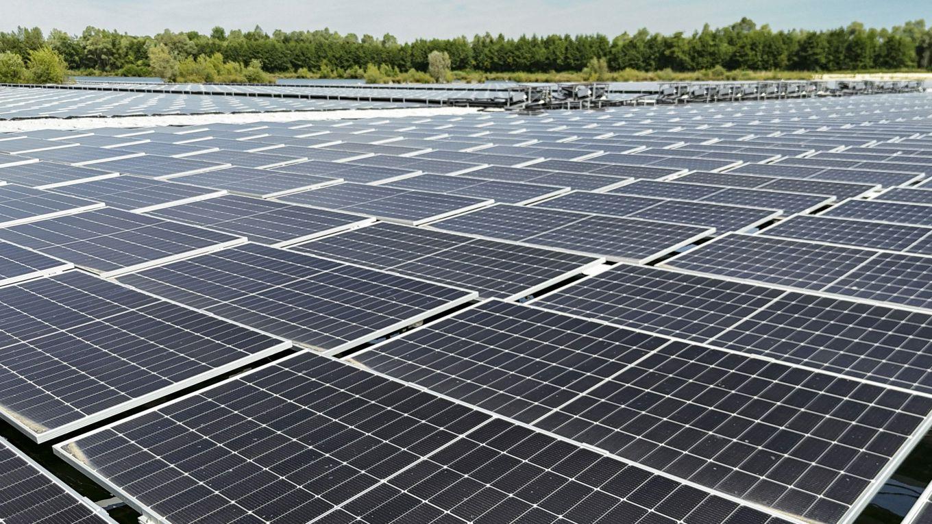 Solpaneler i Perthes i nordöstra Frankrike. Frankrike är ett av de länder som minskat ekonomiskt stöd för nyinstallation av solpaneler på bostadshus. Foto: Pierre Beauvillain/AFP via Getty Images