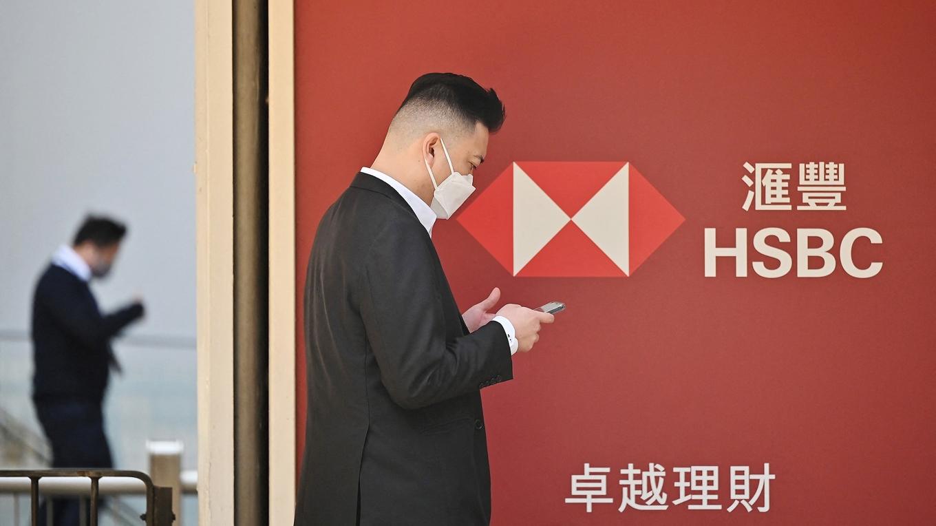 Banken HSBC:s huvudkontor i Hongkong. Kinas regim har länge officiellt beskattat utlandsinkomster, men varit mjuka med indrivningen. Foto: Peter Parks/AFP via Getty Images