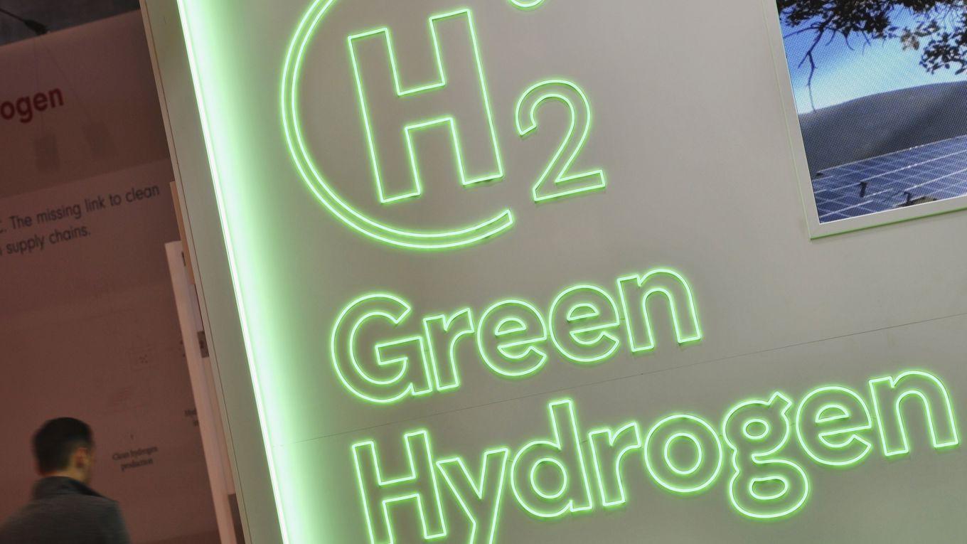 En logotyp för grön vätgas vid en monter på en industrimässa i Hannover i Tyskland. Grön vätgas har lanserats som en viktig strategi för så kallad grön omställning, men hittills har ingen hittat en ekonomiskt fungerande modell. Foto: Alexander Koerner/Getty Images