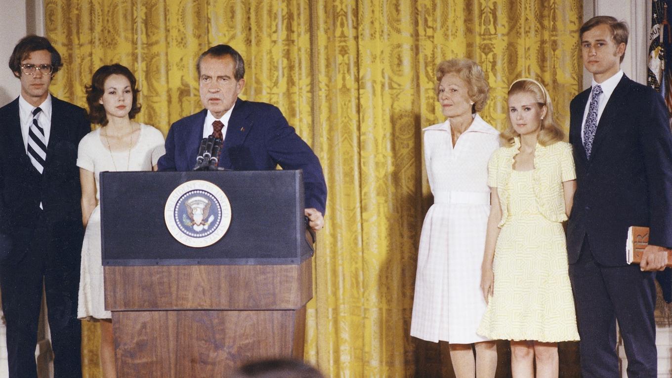 Richard Nixon blev som president så isolerad i Vita huset att några medarbetare kunde begå brott som ledde till Watergateskandalen och därmed hans egen avgång, vilken ses här, den 9 augusti 1974. Foto: Consolidated News Pictures/AFP via Getty Images