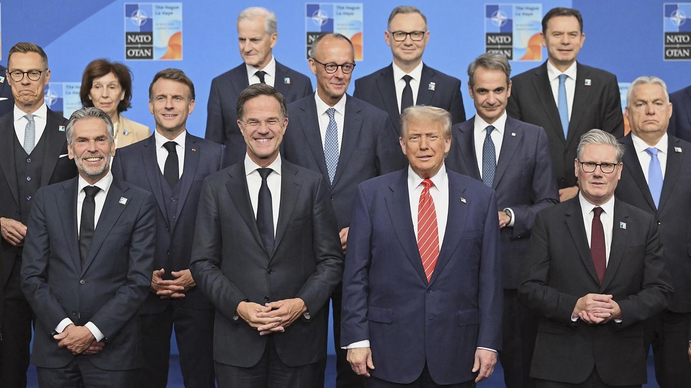 Gruppfoto på statschefer och andra representanter i samband med Nato-toppmötet i Haag den 25 juni. USA med Donald Trump i spetsen har fått igenom sina utgiftskrav, men vad innebär det, och vad händer nu? Foto: Nicolas Tucat/AFP via Getty Images