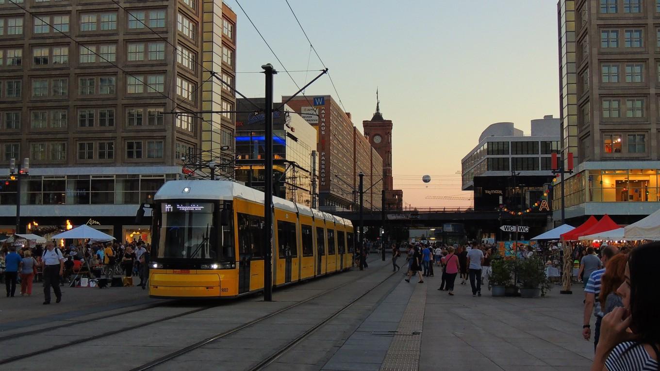Människor i Alexanderplatz i tyska huvudstaden Berlin. Foto: Andy Leung
