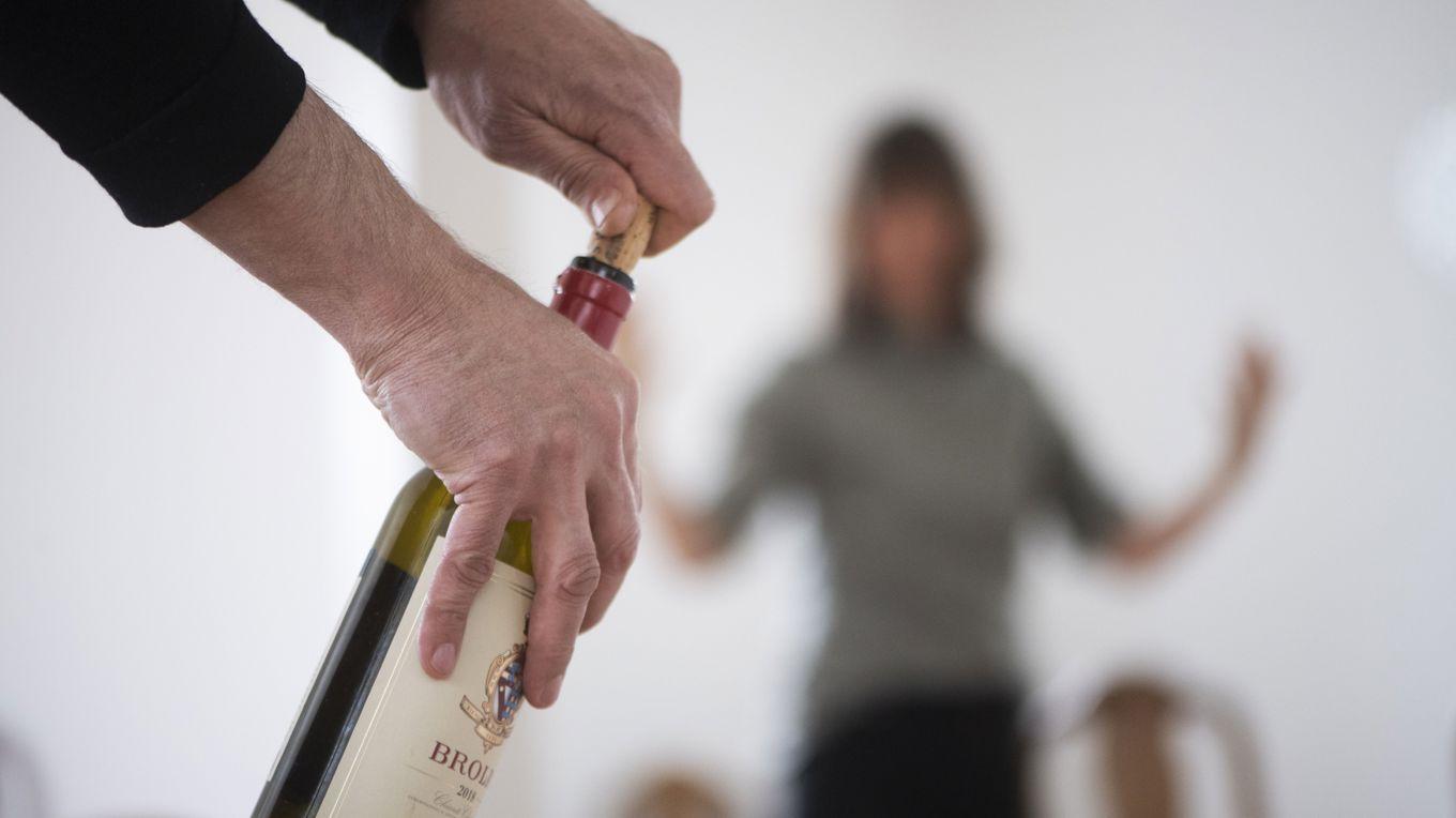 Att prata om alkohol i en relation är svårt. Foto: Fredrik Sandberg/TT