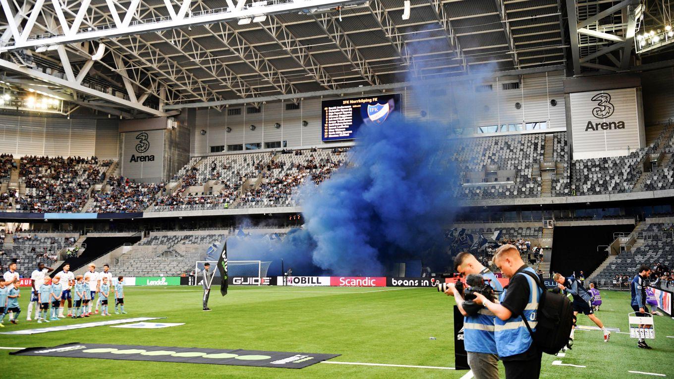 På matchen Djurgården–Norrköping den 30 juni brändes det bengaler på läktaren trots förbudet mot pyroteknik. Foto: Anna Hållams/TT