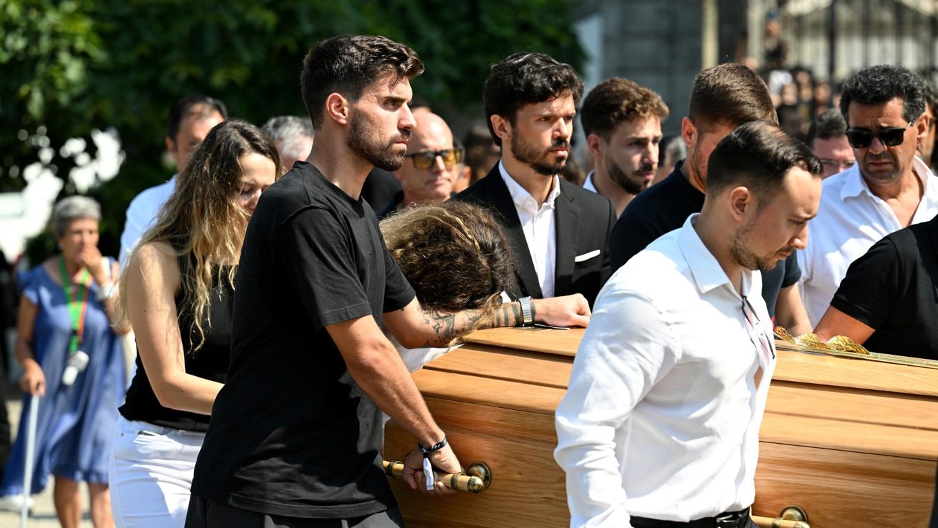 Från Diogo Jotas begravning. Närmast Ruben Neves, lagkamrat i Porto, Wolverhampton och landslaget. Diogos änka, Rute Cardoso, tar stöd mot hans arm. Foto: Octavio Passos/Getty Images
