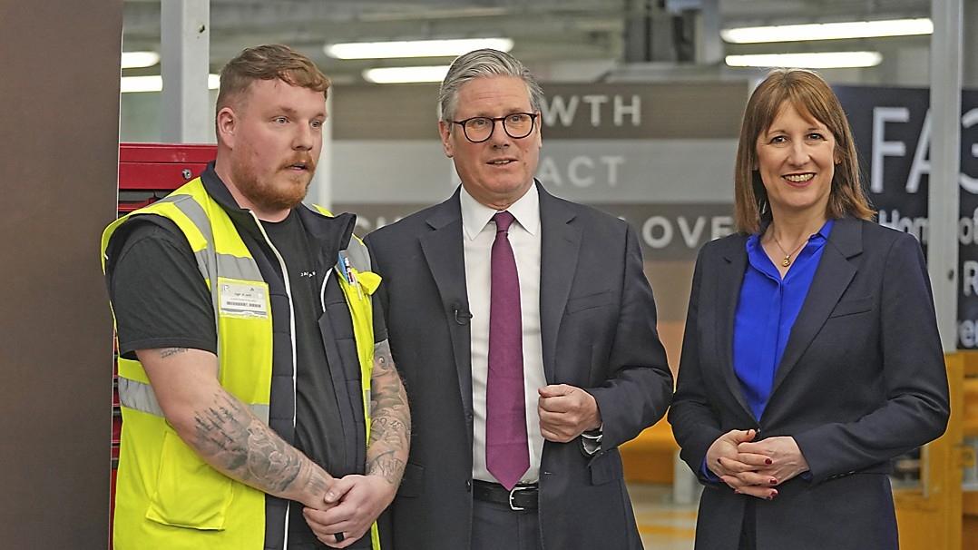 Premiärminister Keir Starmer på besök hos Jaguar Land Rover. Foto: WPA Pool