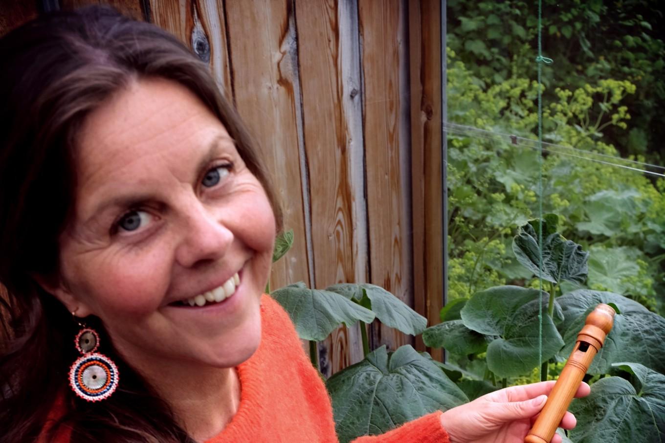 Riksspelmannen Emma Grut i Östersund föll direkt för härjedalspipans toner. I dag spelar hon gärna låtar från Härjedalen och Jämtland, men också annan musik, till exempel från skotsk och irländsk tradition. Foto: Freddy Allergren