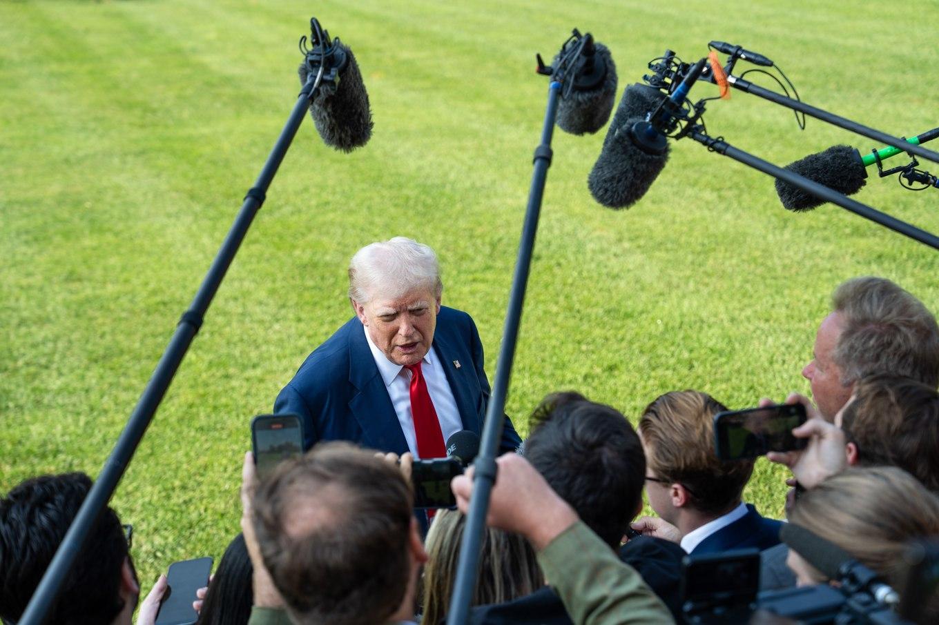 USA:s president Donald Trump svarar på frågor strax innan avfärd till Skottland den 25 juli. Tullstrategin verkar gå Trumps väg – än så länge. Foto: Madalina Kilroy