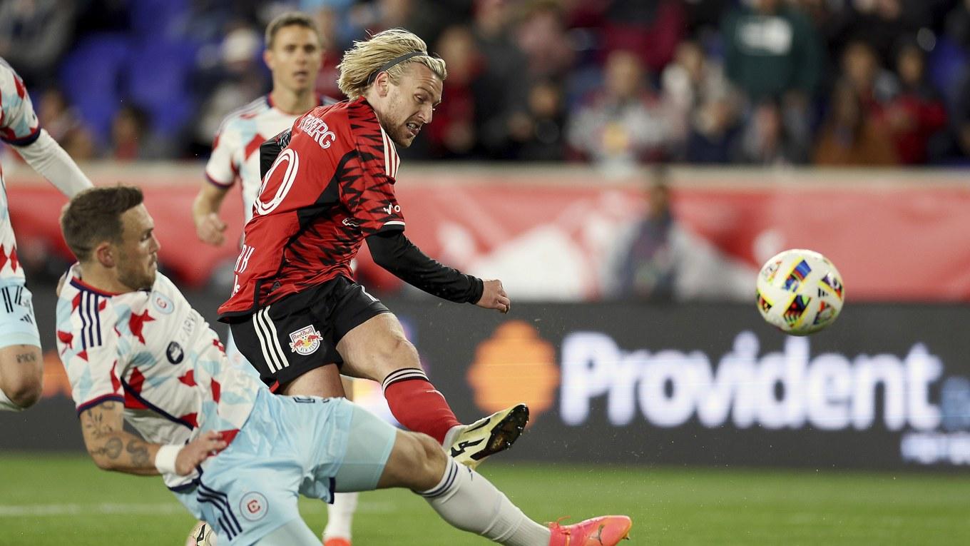 Emil Forsberg visar stor spelintelligens med smarta passningar och rätt beslut. Foto: Elsa/Getty Images