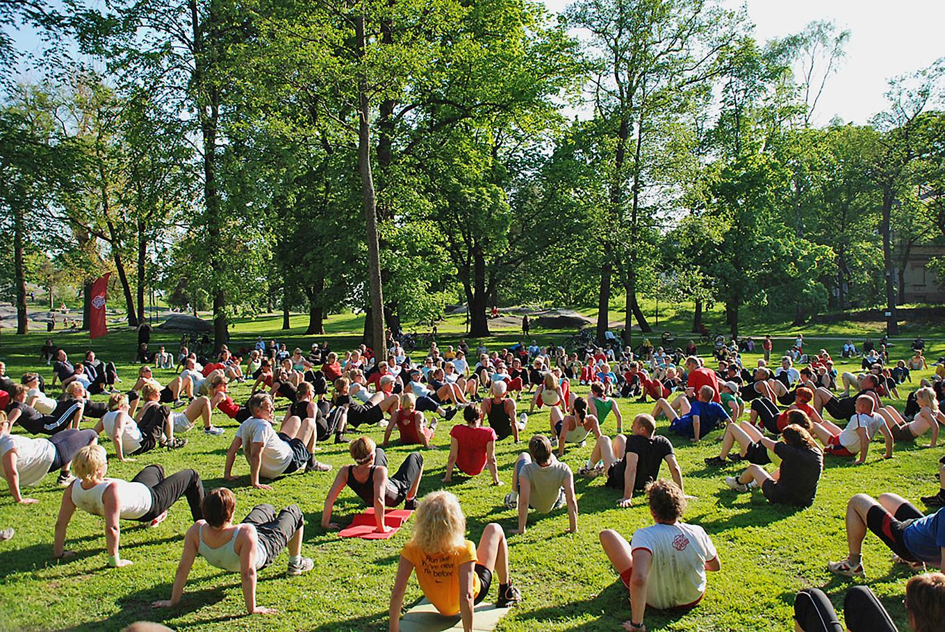 Friskis & Svettis finns även utanför Sverige – här utomhusgympa i Brunnsparken i Helsingfors den 5
juni 2007. Foto: Public Domain