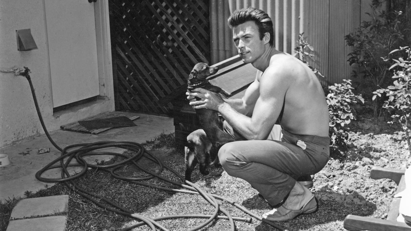 Skådespelaren Clint Eastwood hemma i Hollywood Hills med sina husdjur. Bilden är från cirka 1960. Foto: Archive Photos/Getty Images