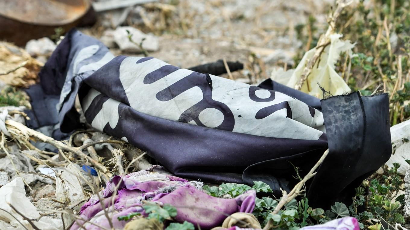 På bilden, som är tagen den 24 mars 2019, ser man en slängd flagga från Islamiska staten (IS) i östra Syrien. Foto: Giuseppe Cacace/AFP via Getty Images