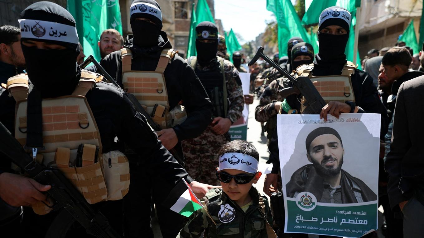 Debattören menar att konflikten i Mellanöstern kan upphöra om man hedrar avtalen som signerats av både segrarna och förlorarna efter första världskriget. På bilden ses medlemmar i terroristgruppen Hamas. Foto: Mohammed Abed/AFP via Getty Images