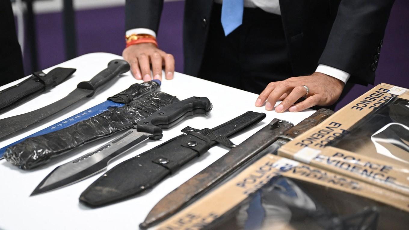 Den tidigare brittiske premiärministern Rishi Sunak tittar på ett beslag av knivar och machetes på polisstationen i Kulburni nordvästra London den 30 augusti 2023. Foto: Justin Tallis/POOL/AFP via Getty Images