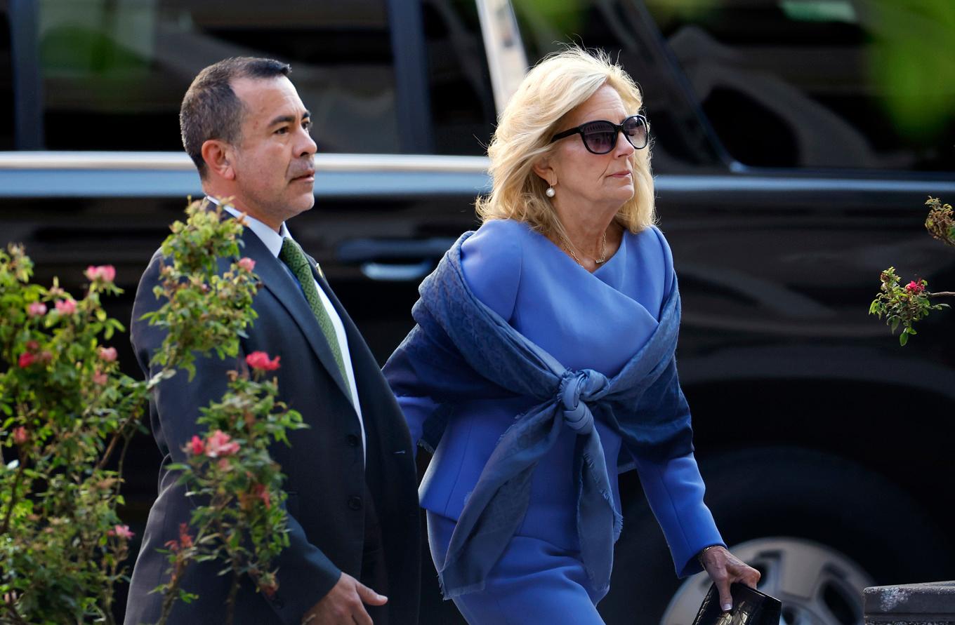 Anthony Bernal, Jill Bidens stabschef under hennes tid som USA:s första dam, tillsammans med Jill Biden. Bernal har pekats ut som en mäktig person bakom kulisserna i Vita huset under Biden. Foto: Kevin Dietsch/Getty Images