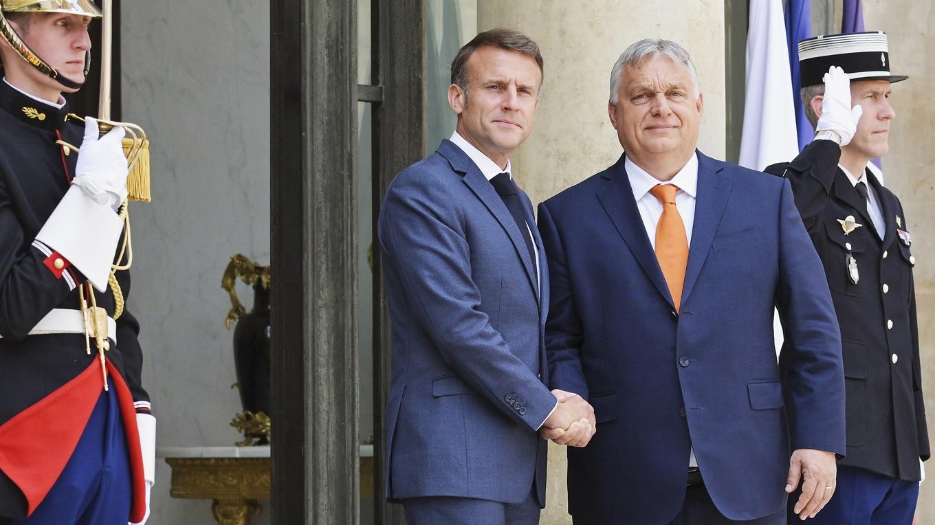 EU-länder glider isär i värdegrundsfrågor. Här Frankrikes Emmanuel Macron och Ungerns Viktor Orbán. Foto: Bertrand Guay/AFP via Getty Images
