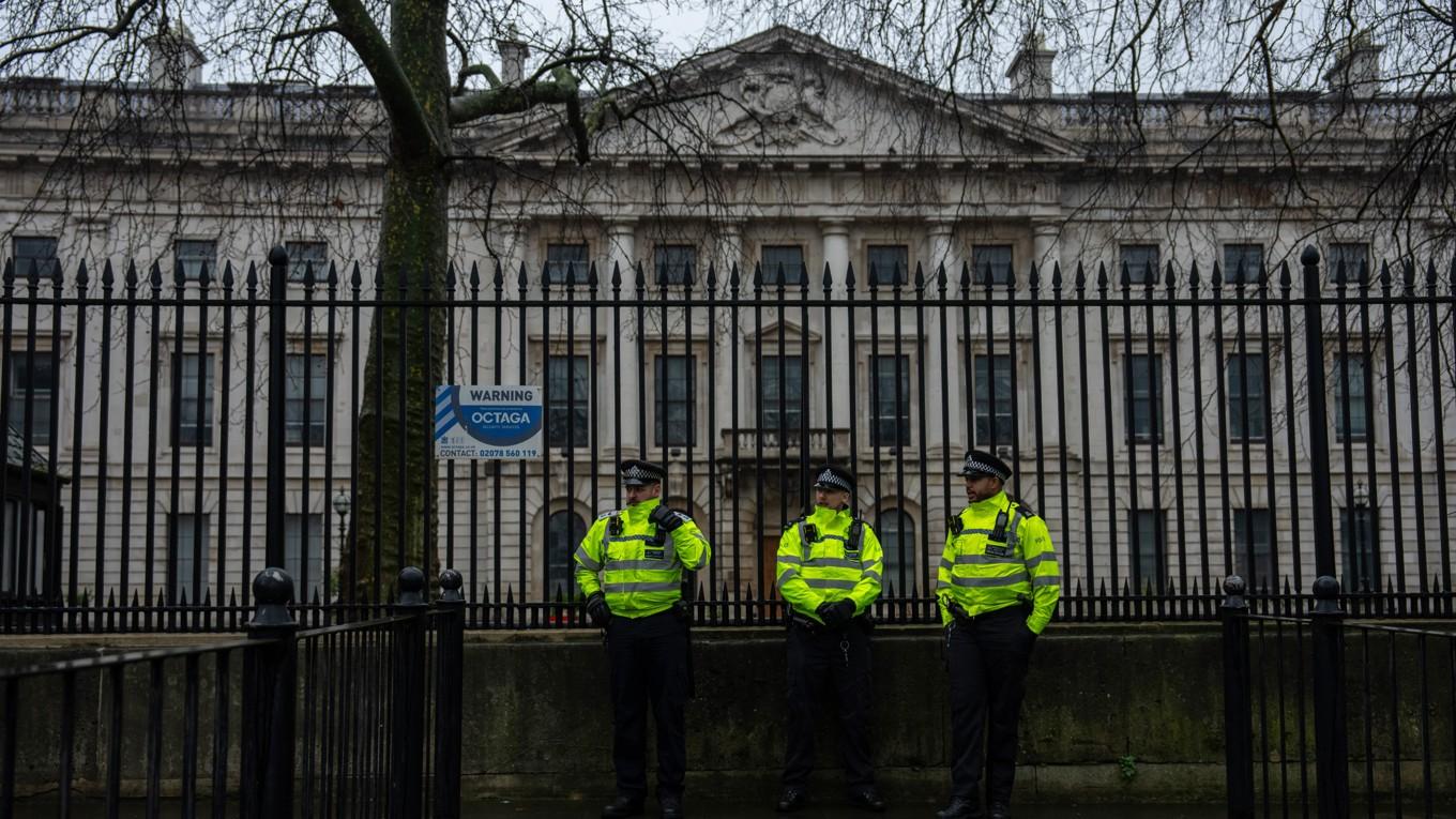 Poliser utanför det gamla myntverket i London den 8 februari. Foto: Carl Court/Getty Images