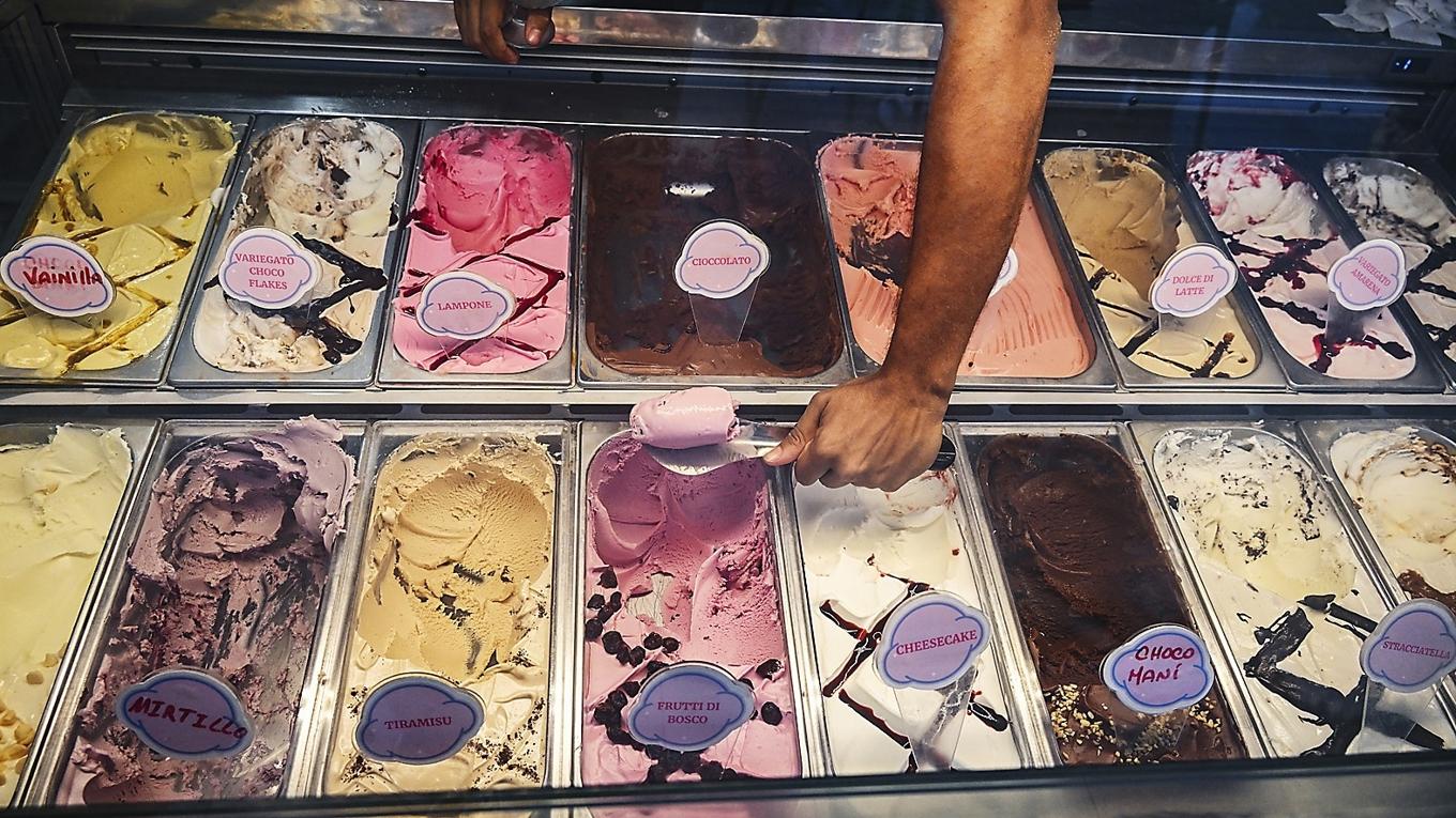 Skogsbärsglass skopas upp i Havanna på Kuba. Mirtillo – blåbär – ser ut att vara populärast. Foto: Yamil Lage/AFP via Getty Images