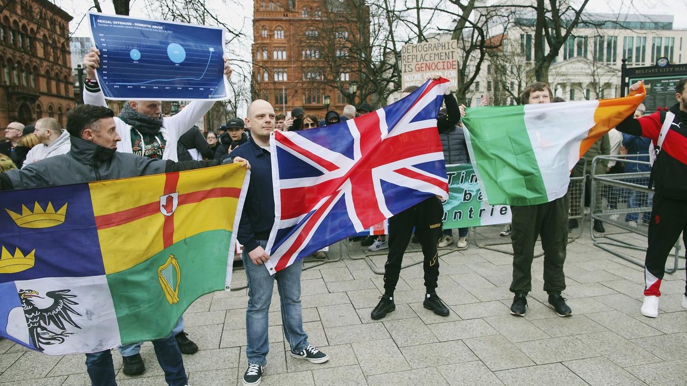 Omfattande protester mot invandring äger rum runt om i Europa. På bilden ses en protest på Nordirland. Foto: Paul Faith/AFP via Getty Images