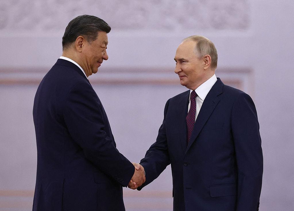 Kinas stöd till Ryssland i Ukraina-kriget tros ligga bakom ny våg av repression i Ryssland. Här ses Rysslands president Vladimir Putin och hans kinesiske motsvarighet Xi Jinping skaka hand under en välkomstceremoni i Moskva den 8 maj. Foto: Evgenia Novozhenina /POOL/AFP via Getty Images