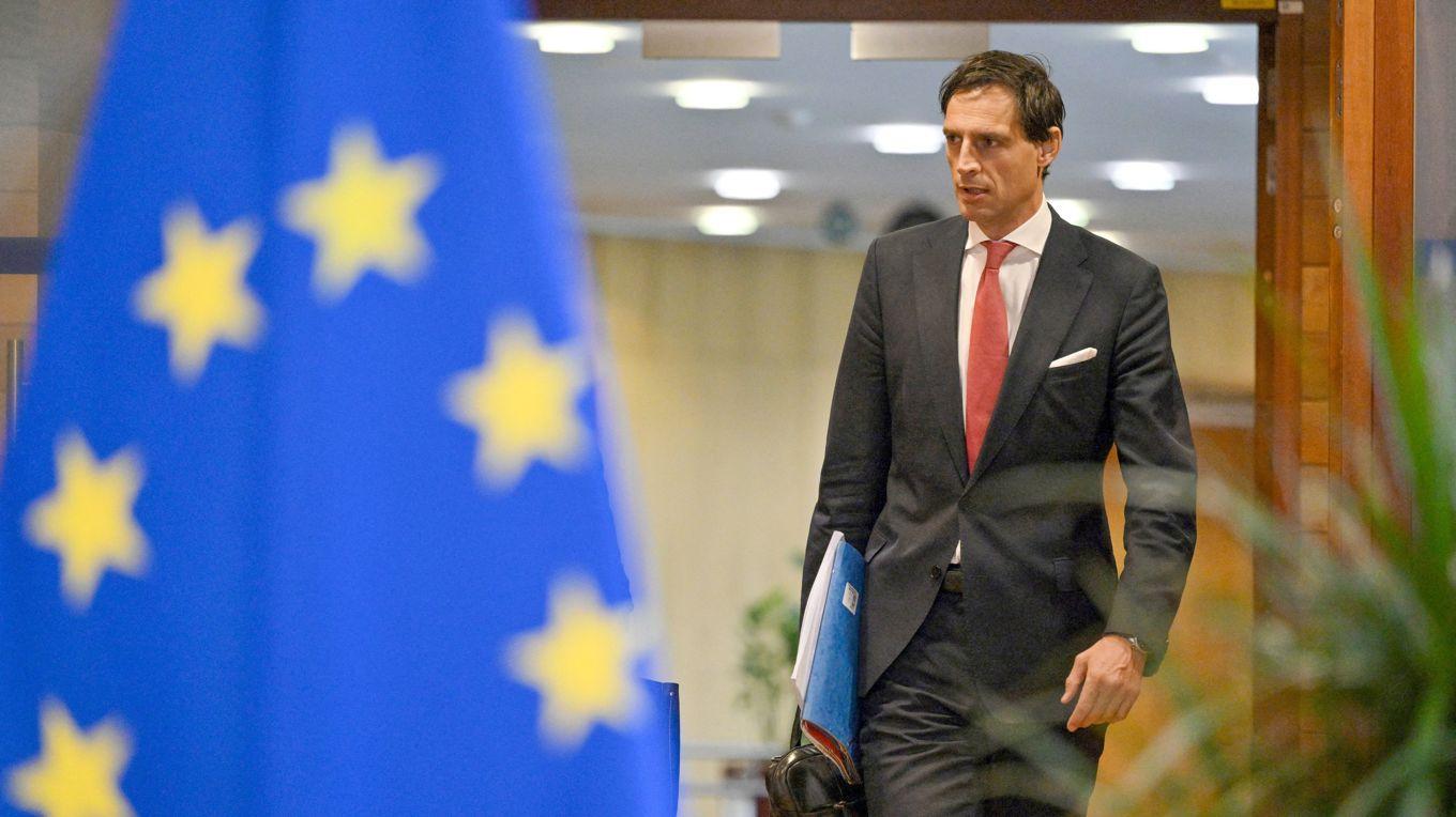Wopke Hoekstra, EU-kommissionär för klimat, nettonollutsläpp och ren tillväxt, försvarar förslaget med koldioxidkrediter. Foto: Nicolas Tucat/AFP via Getty Images