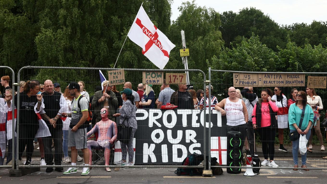 Demonstranter i närheten av Bell Hotel i Epping under en protest mot att hotellet används som migrantboende den 27 juli. Foto: Jack Taylor/Getty Images