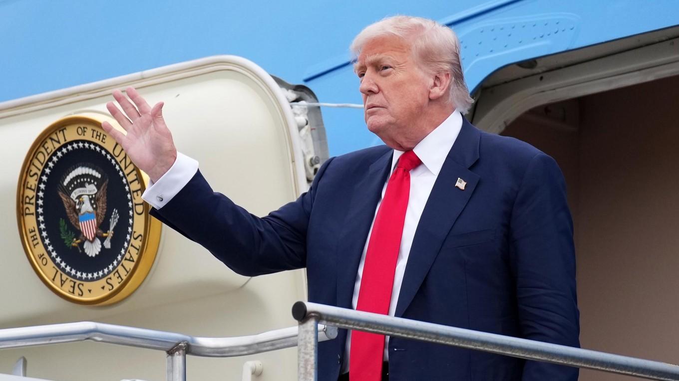 USA:s president Donald Trump vinkar vid flygplatsen Glasgow Prestwick den 25 juli. Foto: Andrew Harnik/Getty Images
