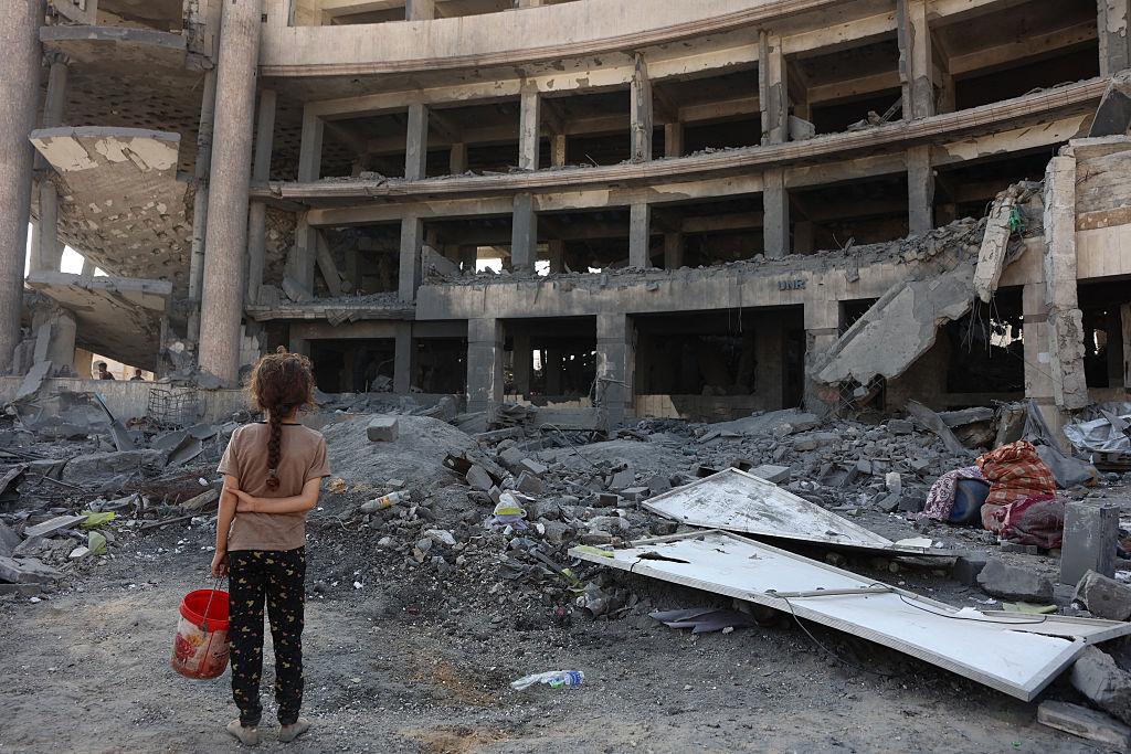 En flicka tittar på förödelsen i Gaza den 6 juli efter en Israelisk attack dagen innan. Foto: OMAR AL-QATTAA/AFP via Getty Images