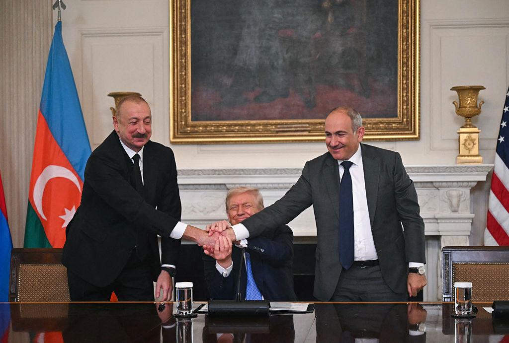 Presidenten i Azerbajdzjan, Ilham Aliyev (v), och premiärministern i Armenien, Nikol Pashinyan (h) och USA:s president Donald Trump skakar hand vid fredsuppgörelsens undertecknande i Vita huset den 8 augusti. Foto:ANDREW CABALLERO-REYNOLDS/AFP via Getty Images