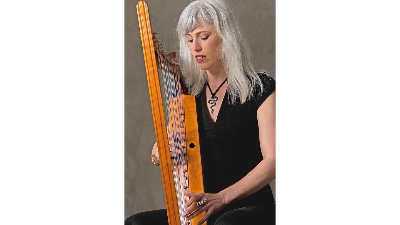 Miriam Andersén spelar gotisk harpa på festivaler, konserter och i kyrkor världen över. Hennes musicerande inkluderar sång och en rad historiska instrument. Foto: Caterine Cabrol